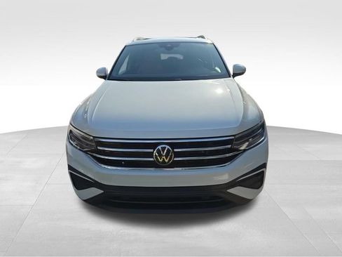 Used 2023 Volkswagen Tiguan SE w/ Panoramic Sunroof Package FWD image 4