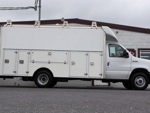 Used 2022 Ford E-450 and Econoline 450 Super Duty w/ Power Windows & Locks Group RWD image 9