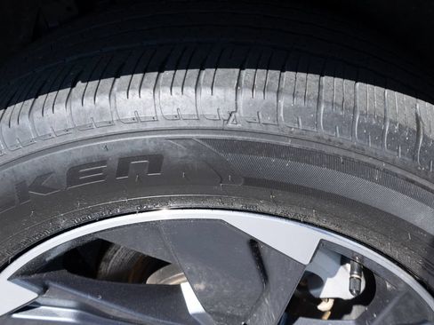 Used 2025 Nissan Rogue SV FWD image 25