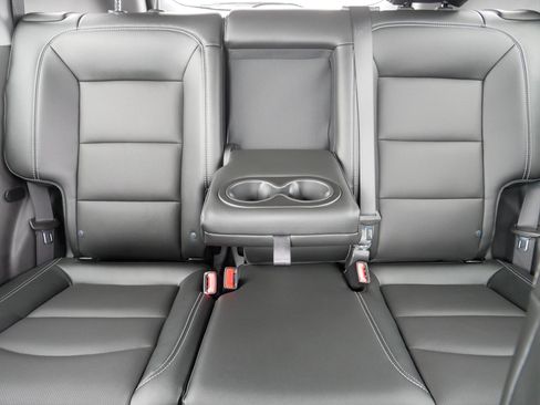 Used 2024 GMC Terrain SLT w/ Infotainment Package II image 13