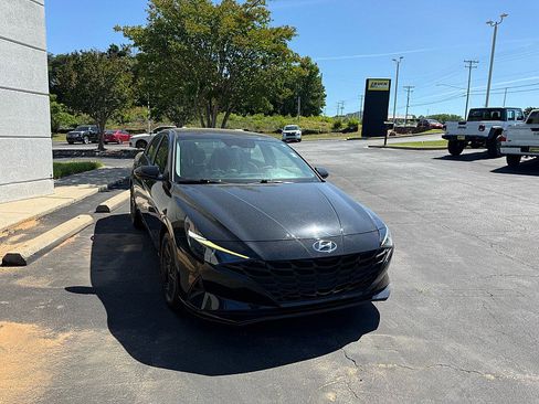 Used 2022 Hyundai Elantra SEL FWD image 5