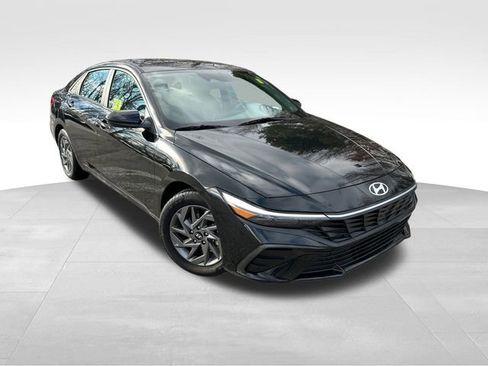 Used 2024 Hyundai Elantra SEL image 2