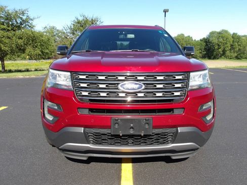 Used 2017 Ford Explorer XLT w/ Equipment Group 202A AWD/4WD image 3
