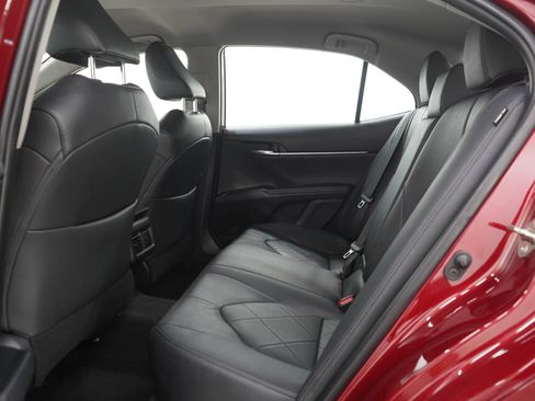 Used 2019 Toyota Camry XLE FWD image 13