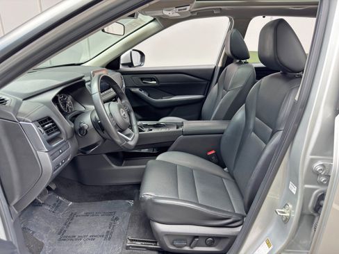 Used 2024 Nissan Rogue SV w/ SV Premium Package FWD image 16