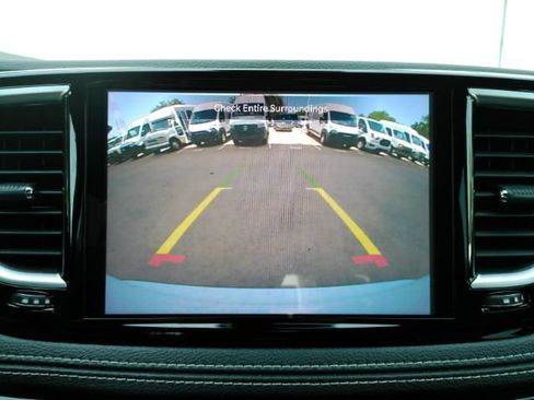 Used 2025 Chrysler Pacifica Limited FWD image 10