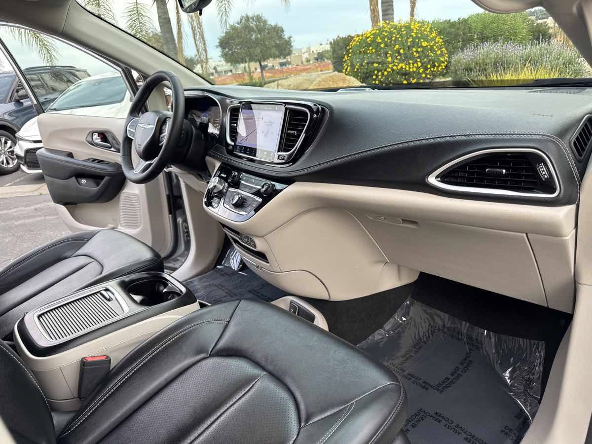 Used 2024 Chrysler Pacifica Limited FWD image 26