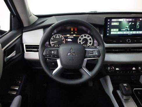 New 2025 Mitsubishi Outlander SE image 15