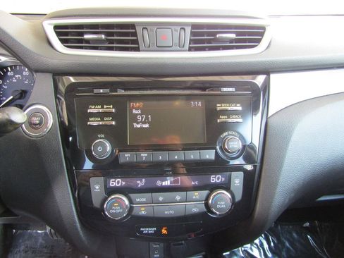 Used 2016 Nissan Rogue SV w/ SV Moonroof Package FWD image 17