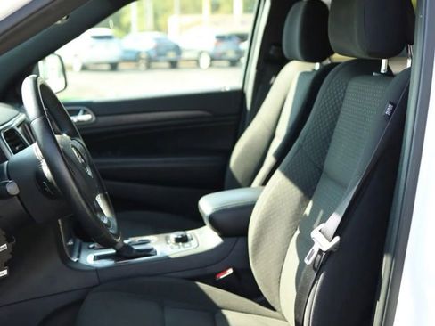 Used 2018 Jeep Grand Cherokee Laredo image 14