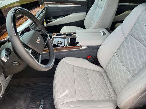 New 2026 Cadillac Escalade ESV Platinum Sport w/ LPO, ONYX Package AWD/4WD image 9