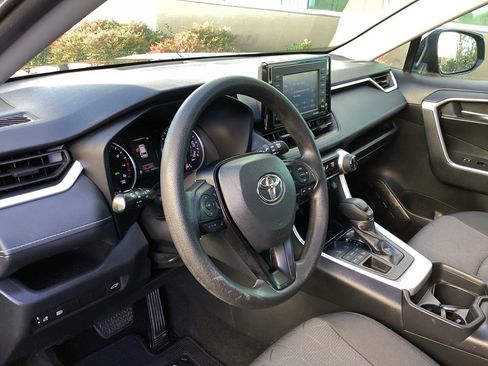 Used 2020 Toyota RAV4 XLE w/ Convenience Package image 13