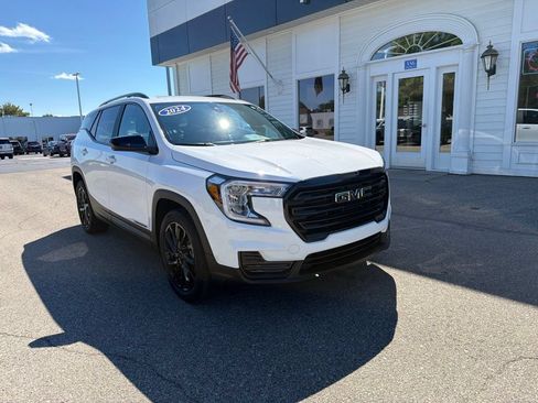 Used 2024 GMC Terrain SLE w/ Driver Convenience Package FWD image 3