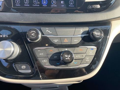 Used 2017 Chrysler Pacifica Touring-L w/ Tire & Wheel Group FWD image 13