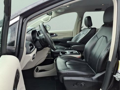 Used 2023 Chrysler Pacifica Touring-L FWD image 19