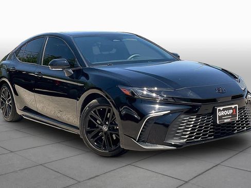 Used 2025 Toyota Camry SE w/ Convenience Package FWD image 3