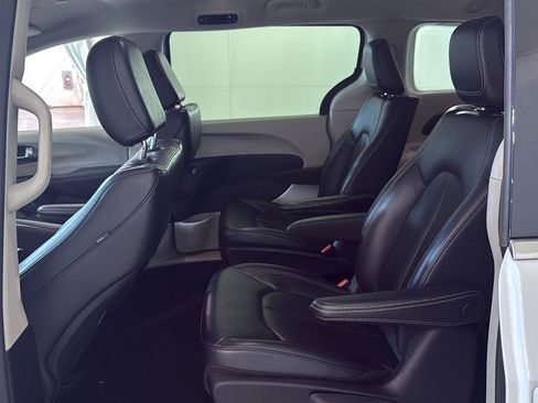 Used 2023 Chrysler Pacifica Touring-L FWD image 9