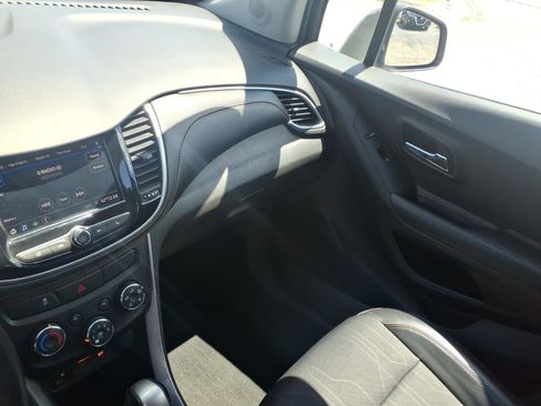 Used 2020 Chevrolet Trax LT w/ LT Convenience Package FWD image 20