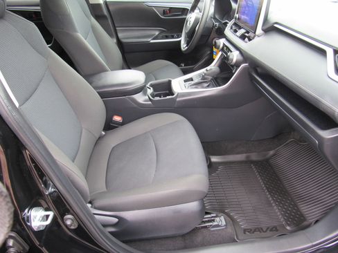 Used 2025 Toyota RAV4 LE image 28