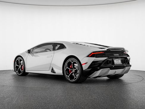 Used 2021 Lamborghini Huracan EVO RWD image 3