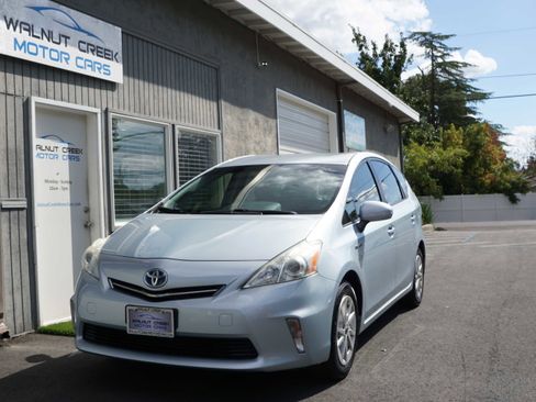 Used 2014 Toyota Prius V Three image 3