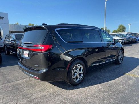 Used 2023 Chrysler Pacifica Limited image 3