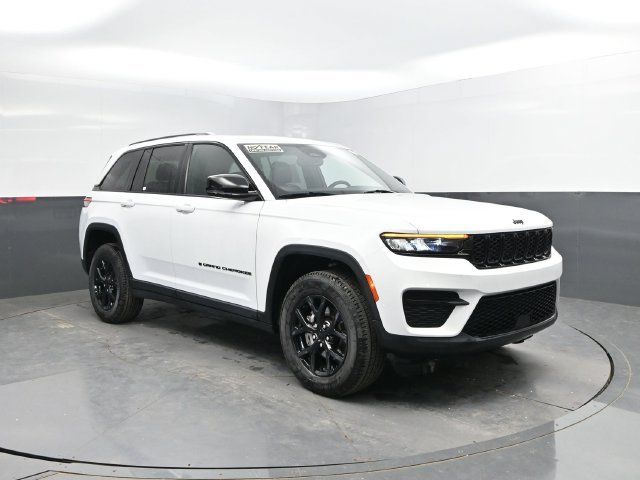 Used 2024 Jeep Grand Cherokee Altitude AWD/4WD image 5