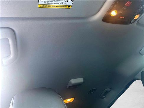 Used 2025 Kia Carnival EX FWD image 17