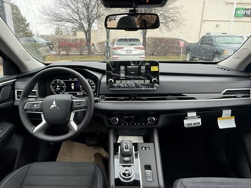 Used 2025 Mitsubishi Outlander SE image 23