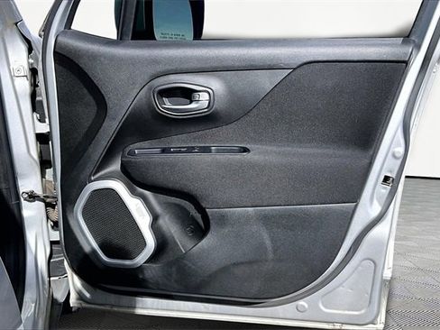 Used 2019 Jeep Renegade Latitude image 18