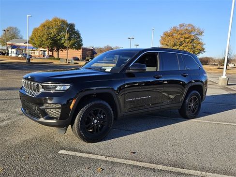 Used 2025 Jeep Grand Cherokee Laredo image 3