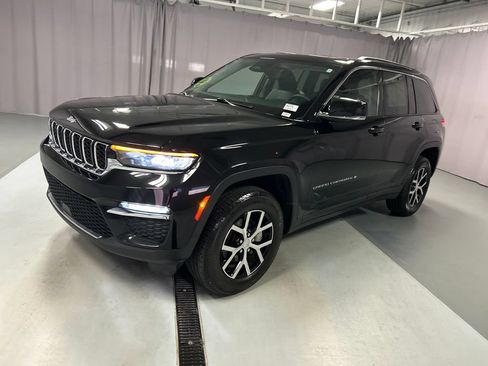 Used 2024 Jeep Grand Cherokee Limited AWD/4WD image 3