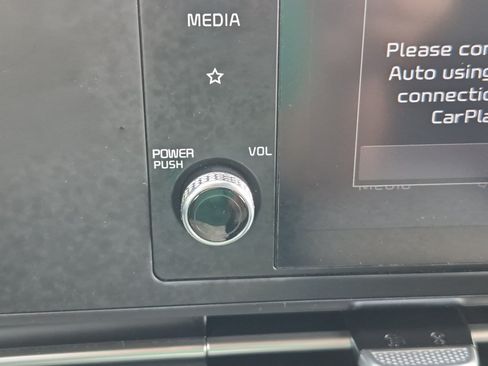 Used 2023 Kia Carnival LX FWD image 16