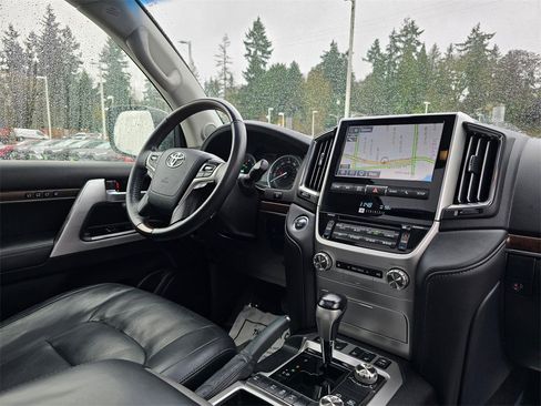 Used 2016 Toyota Land Cruiser image 12