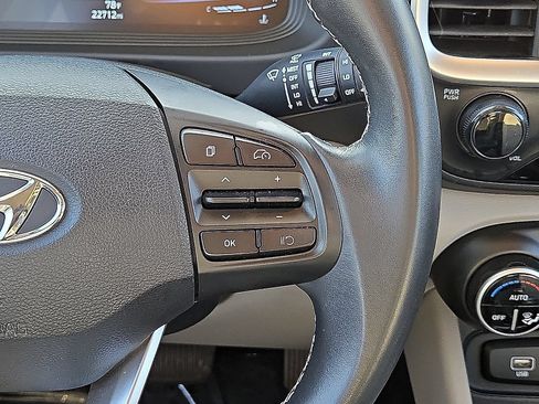 Used 2025 Hyundai Venue SEL FWD image 18