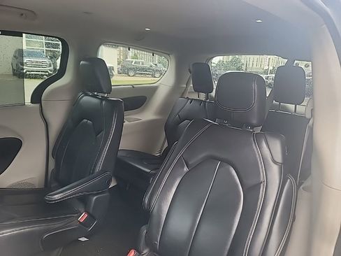 Used 2022 Chrysler Pacifica Touring-L FWD image 9