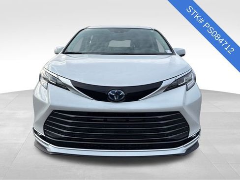 Used 2023 Toyota Sienna Limited image 2