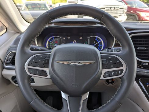 Used 2023 Chrysler Pacifica Limited FWD image 19