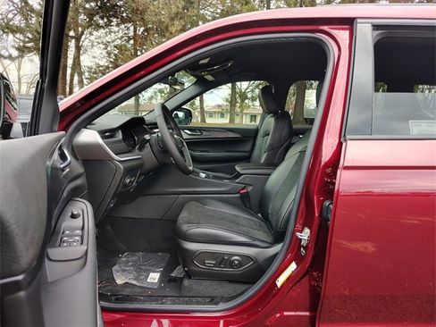 New 2025 Jeep Grand Cherokee L Altitude image 2