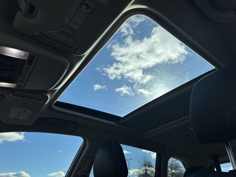 Used 2022 Subaru Forester Touring image 3