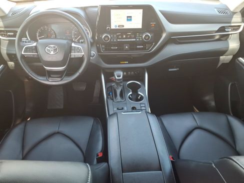 Used 2023 Toyota Highlander XLE FWD image 12