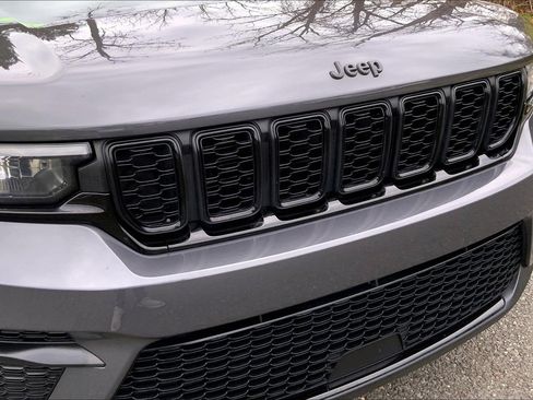 Used 2024 Jeep Grand Cherokee Altitude image 27