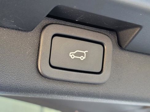 Used 2020 Land Rover Discovery SE image 14