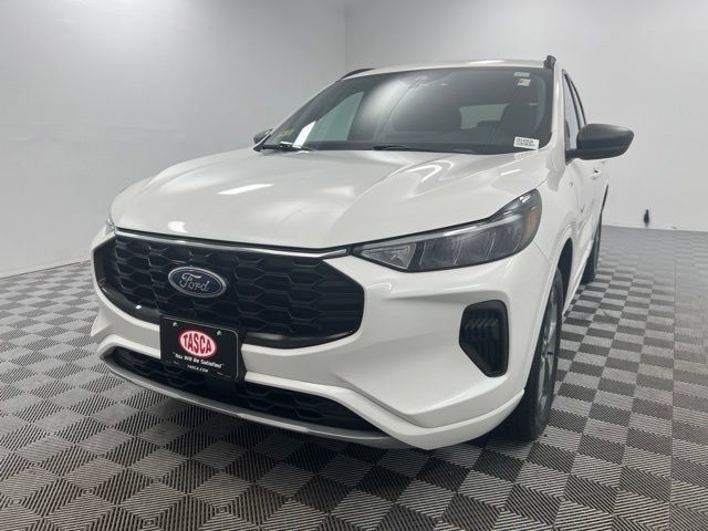 Used 2023 Ford Escape ST-Line w/ Tech Pack #1 AWD/4WD image 2