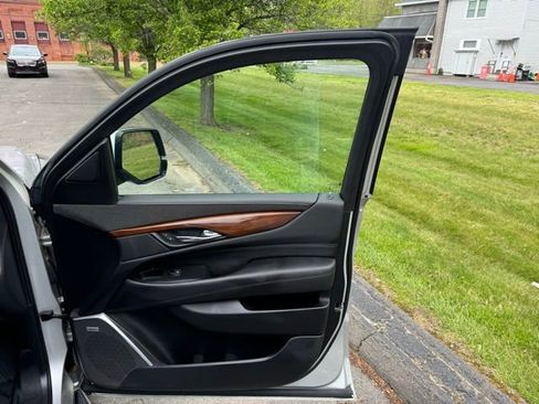 Used 2020 Cadillac Escalade Luxury AWD/4WD image 13