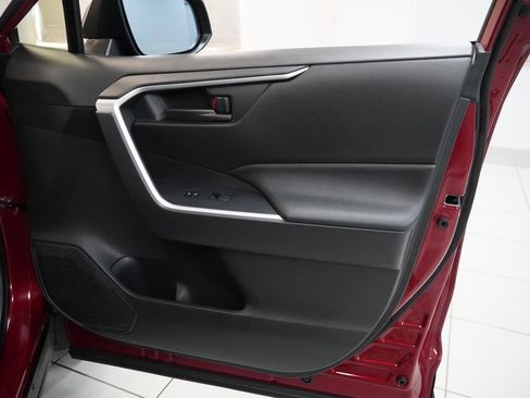 Used 2020 Toyota RAV4 LE image 28