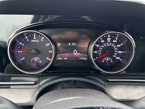 Used 2024 Kia Carnival EX image 24