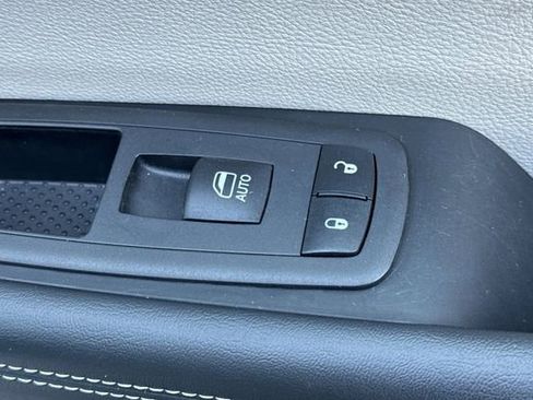 Used 2024 Chrysler Pacifica Touring-L image 23