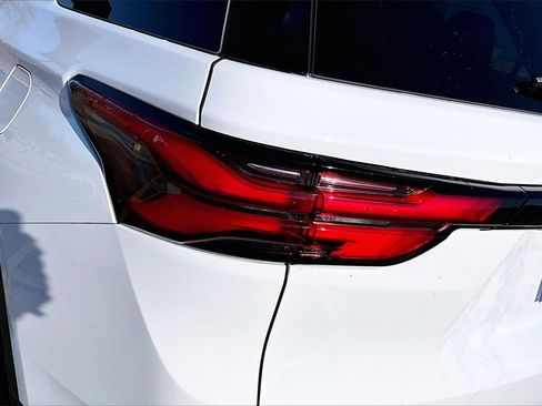 Used 2023 Chevrolet Traverse LT image 31