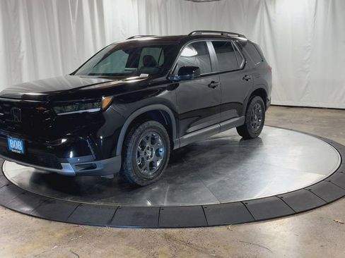 Used 2025 Honda Pilot TrailSport image 6
